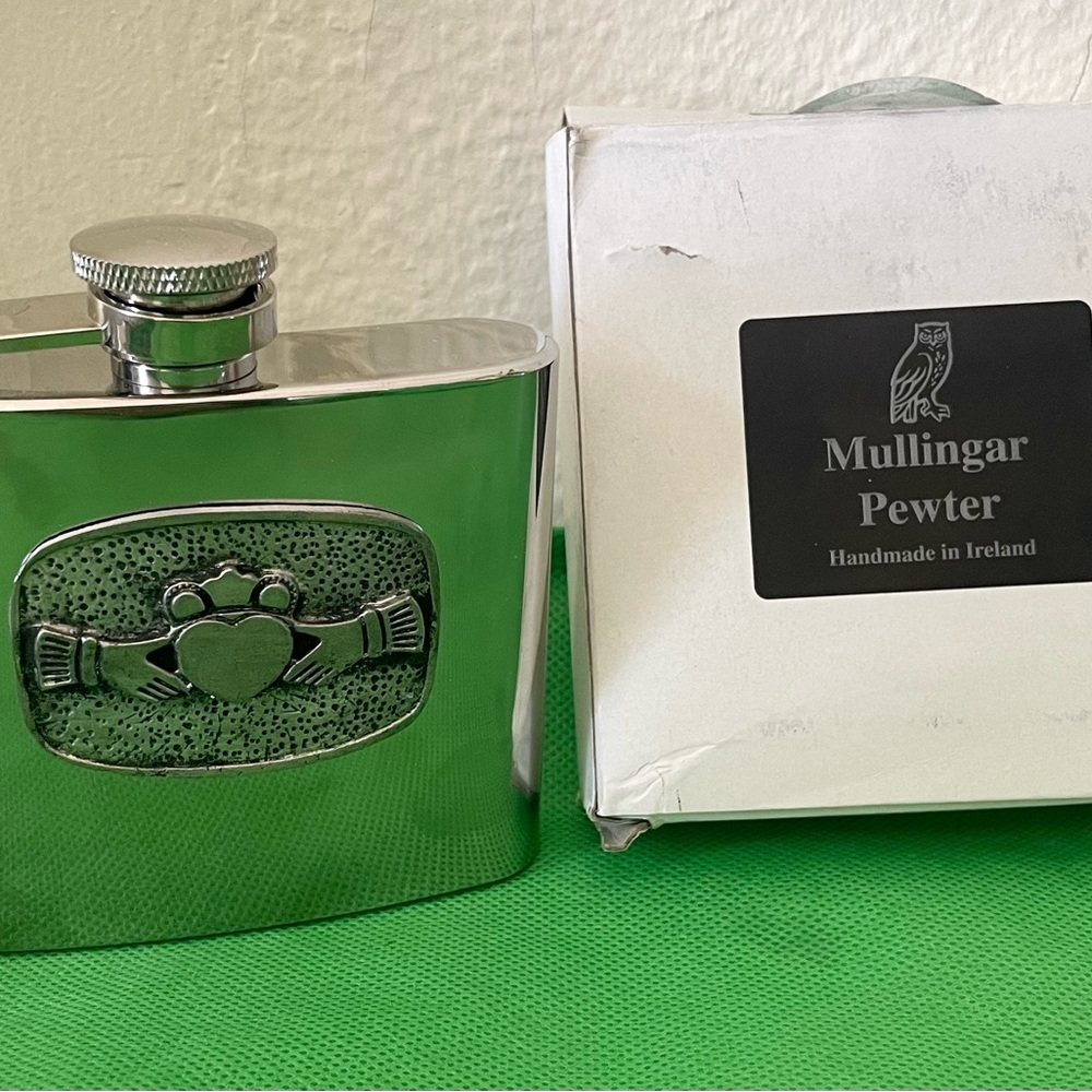Irish Shamrock Pewter Stainless Steel Whiskey Flask NEW St Patrick’s Day NIB - Picture 2 of 7